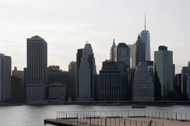 Der Blick von der Brooklyn Heights Promenade über den East River auf die Skyline von Manhattan - New York City
