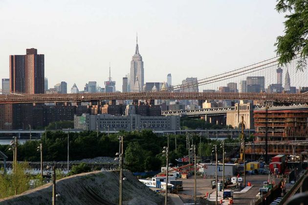 Der Blick von der Brooklyn Heights Promenade auf die Brooklyn Bridge und auf die Skyline von Manhattan - New York City