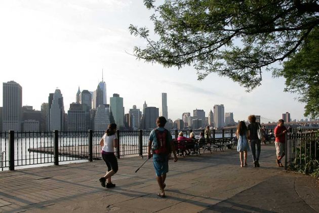 Die Brooklyn Heights Promenade vor der Skyline von Manhattan - New York City