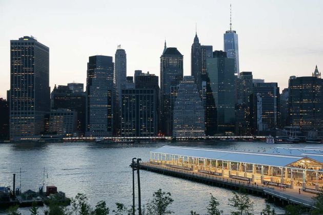 Der Blick über den East River auf Manhattan von der Brooklyn Heights Promenade - Blue Hour New York City