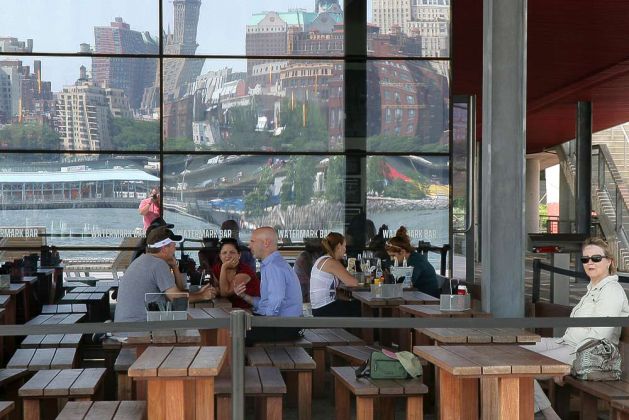 New York City - Lower Manhattan, eine Bar am Pier 15 der East River Waterfront