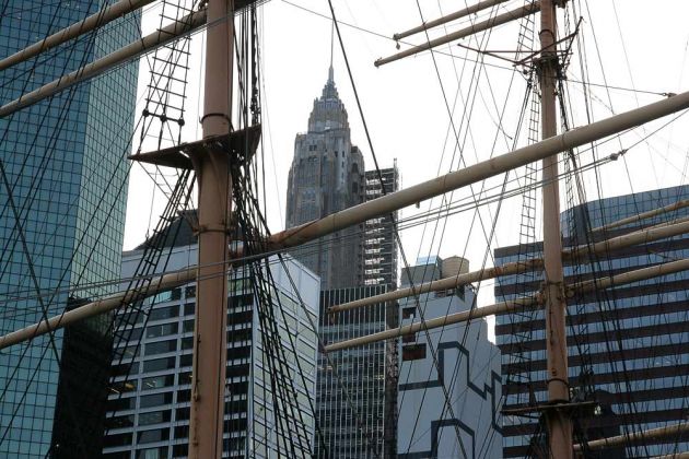 Lower Manhattan, East River Waterfront - Masten von Großseglern vor Wolkenkratzern - New York City