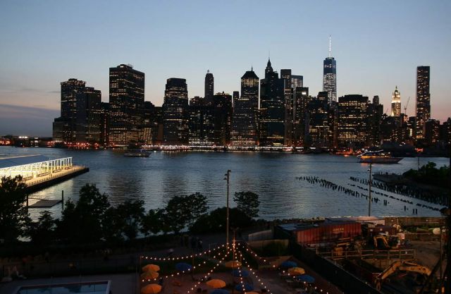 New York City - Manhattan Downtown im Abendlicht, Ansicht von der Brooklyn Heights Promenade über den East River