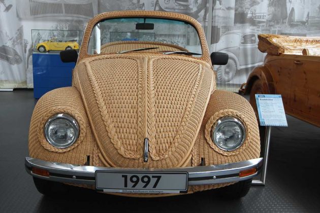 Ein Volkswagen Käfer als Korbkäfer, ein Einzelstück im AutoMuseum Volkswagen Wolfsburg