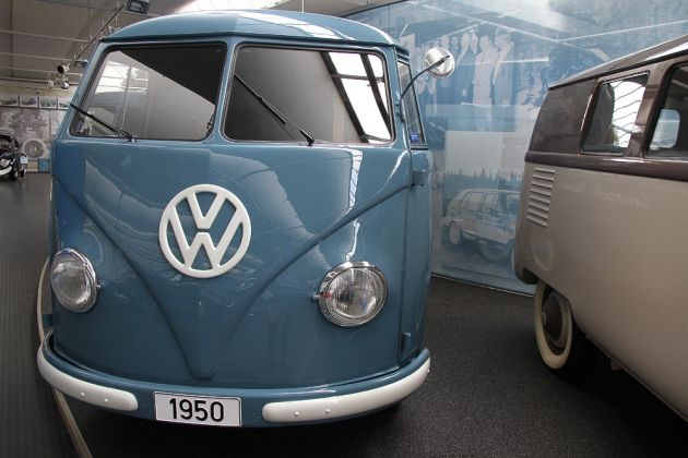 Ein Volkswagen Transporter Prototyp, einer der ersten ‚Bullis‘ aus dem November 1949 - AutoMuseum Volkswagen 