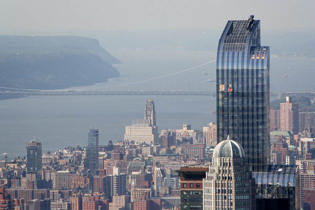 Wolkenkratzer vor dem Hudson River - Manhattan, New York City