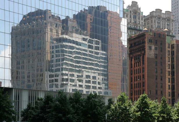 Wolkenkratzer am Ground Zero spiegeln sich in einer Glasfassade - Financial District Manhattan, New York City