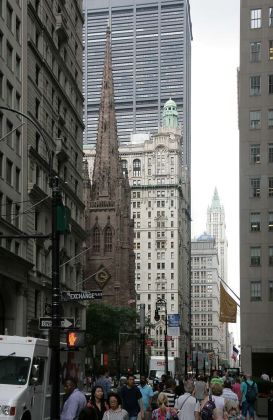 Der Broadway mit der Trinity Church, der Dreifaltigkeitskirche - Financial District Manhattan, New York City