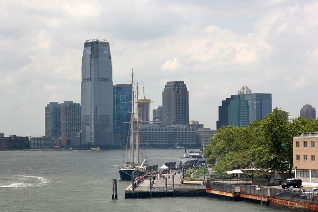 New York City - Battery Park an der Südspitze Manhattans mit Hudson River und Hoboken, New Jersey