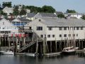 Boothbay Harbor, Restaurants im Zentrum, von der Wasserseite gesehen