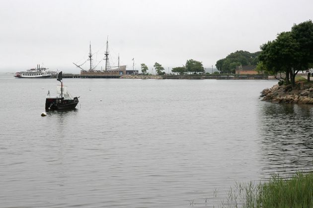 Plymouth Harbor mit Plimouth Plantation Waterfront Exhibit, Massachussetts