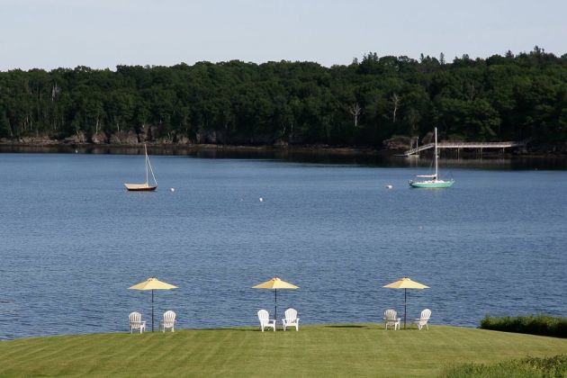 Sitzplätze des Strawberry Hill Seaside Inn an der Glen Cove in Rockport - Midcoast Maine, New England