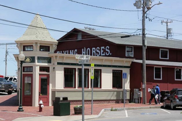 Sacings Bank und Flying Horses, Oak Bluffs - Marthas Wineyard, Massachussetts