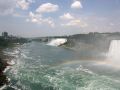 Niagara Falls, Canada - die Niagara-Fälle auf einen Blick, mit der ‘Maid of the Mist’ in den Spühnebeln und Strudeln.