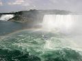 Die Niagara-Fälle auf einen Blick, mit der ‘Maid of the Mist’ in den Spühnebeln und Strudeln.