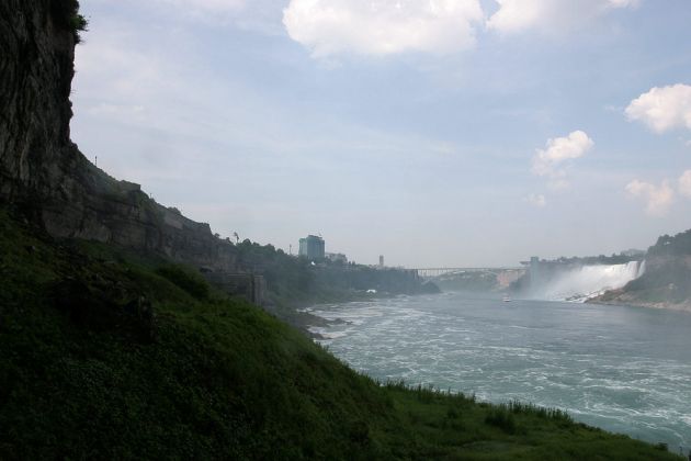 Rainbow Bridge an American Falls - Niagara Falls