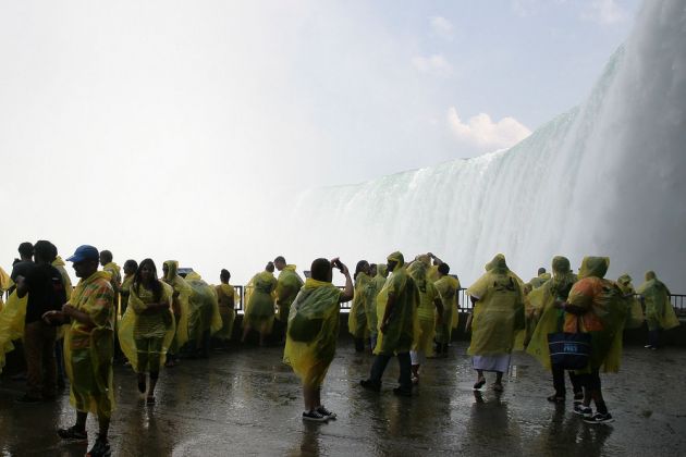 Niagara Falls - Teilnehmer der ‘Behind the Falls Tour’, notdürftig Spritzwasser geschützt.
