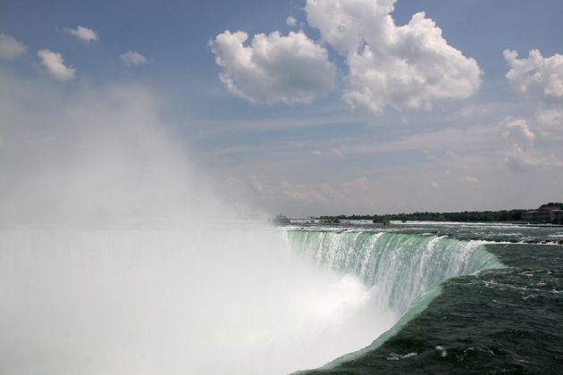 Niagara Fälle Kanada - Die grosse Gischtwolke über den Horseshoe Falls - Niagara-Fälle  