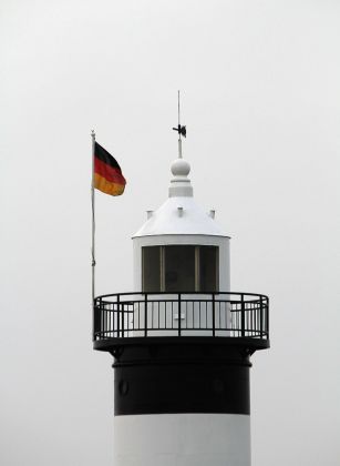 Quermarkenfeuer Wremer Tief - der zehn Meter hohe Leuchtturm 'Kleiner Preusse' des Baujahres 1906 in Wremen an der Wesermündung
