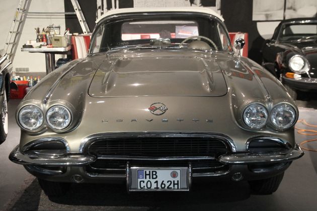 Schuppen Eins, Bremen Überseestadt - eine Chevrolet Corvette der ersten Generation, Baujahr 1961, bereits ohne den Haifischmaul-Grill