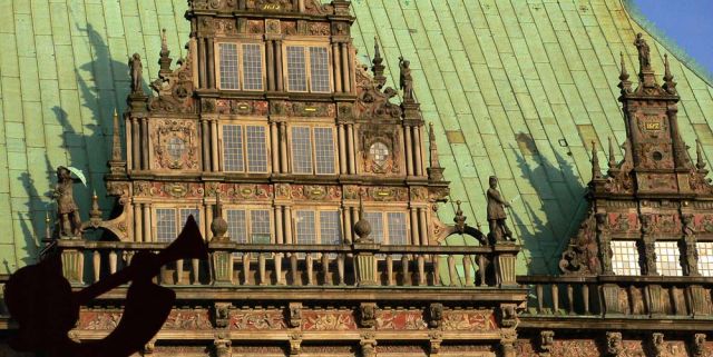 Der Marktplatz in Bremen - Detail-Ansicht der Bremer Rathaus-Fassade im warmen Winterlicht