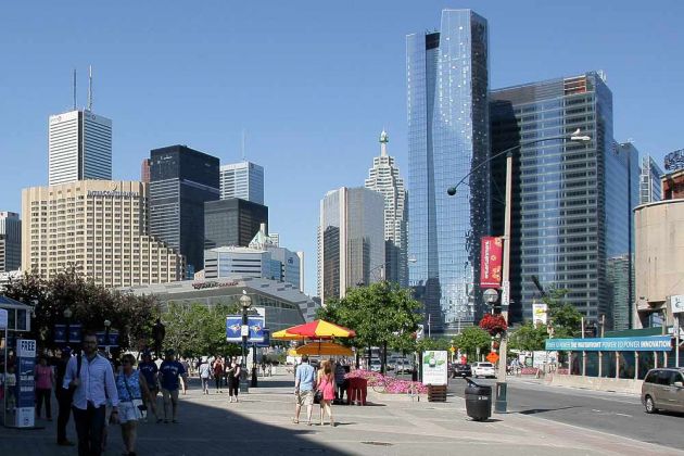 Toronto, Entertainment District - der Bobbie Rosefeld Park zwischen dem CN Tower und dem Rogers Centre