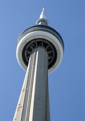 Toronto Harbourfront - der CN-Tower 553 Meter hohe Fernsehturm und Wahrzeichen von Toronto 