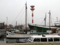 Das Richtfeuer Fischereihafen, sowie die Museumsschiffe 'Line Hinsch' und 'FMS Gera'