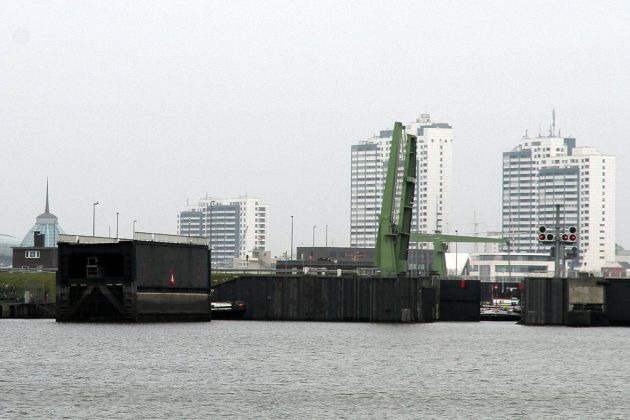 Die 'Neue Schleuse' am Fischereihafen vor Bremerhavens 'Havenwelten'