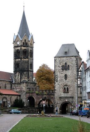 Eisenach - Karlsplatz mit Nikolaikirche und Nikolaitor