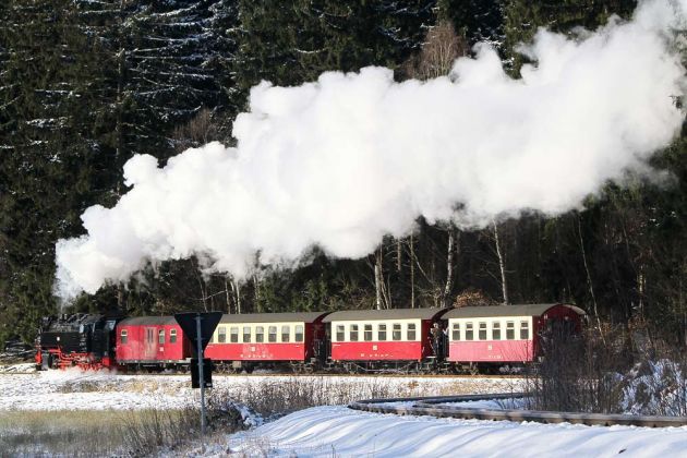 Dampfzug der Selketalbahn mit der Neubaulok 99 7240 im Wellbachtal