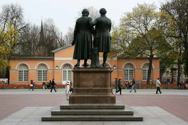 Das Schiller-Goethe Denkmal und der Theaterplatz in Weimar