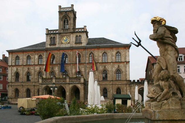 Weimar - Rathaus und Neptunbrunnen