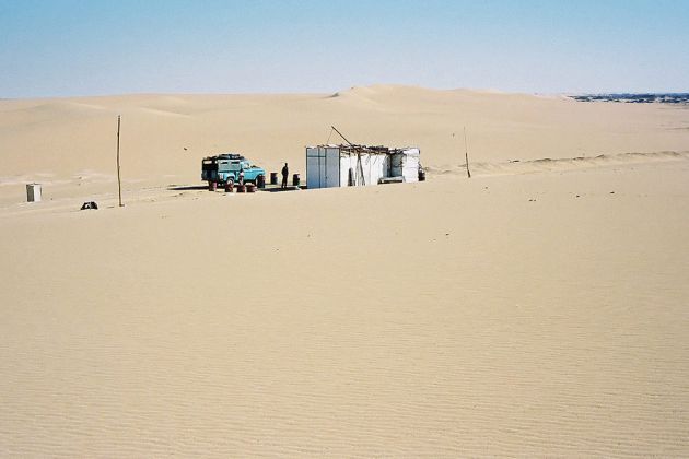 Ein weiterer Checkpost mitten in der einsamen Wüste Sahara von Ägypten
