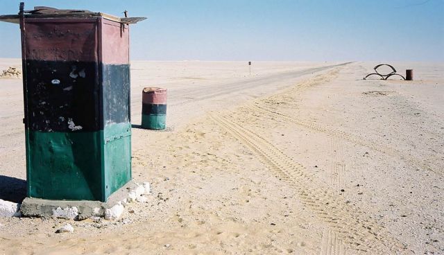 Checkposts in der einsamen Sahara von Ägypten