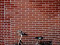 Kromme Elleboogsteeg - eine kleine Gasse, Bild mit Fahrrad