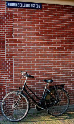 Kromme Elleboogsteeg - eine kleine Gasse, Bild mit Fahrrad