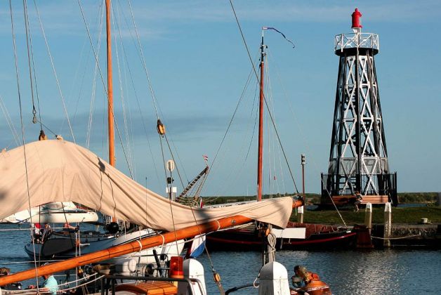 der Leuchtturm an der Einfahrt zum Buitenhaven, Enkhuizen am Ijsselmeer