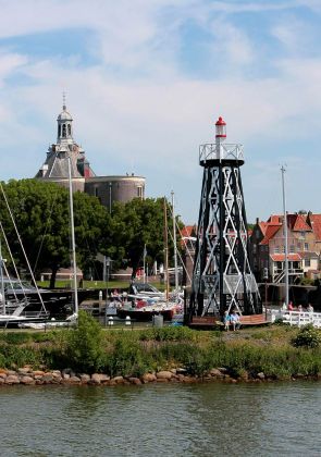 Leuchtturm an der Einfahrt zum Buitenhaven, Enkhuizen am Ijsselmeer