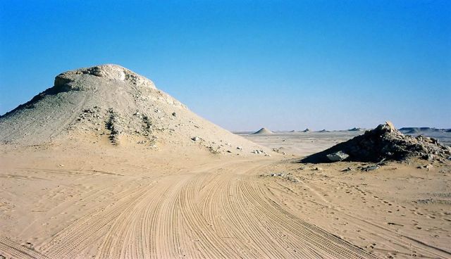 Ausläufer der Weissen Wüste reichen bis zur Oase Farafra