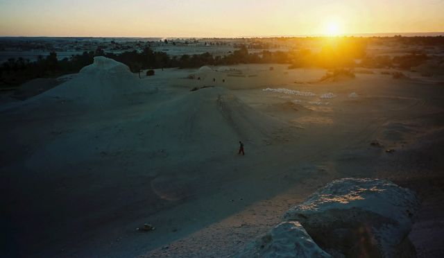 Sonnenuntergangszeit - Ausläufer der Weissen Wüste reichen bis zur Oase Farafra
