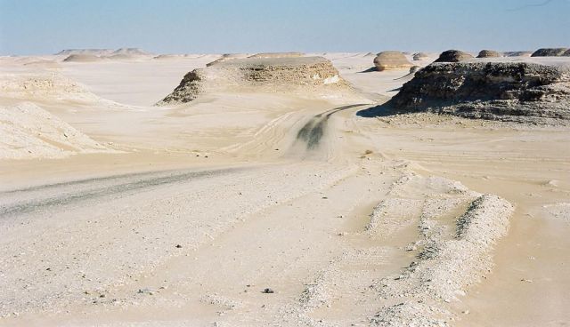 Die versandete Piste durch die libysche Wüste in Ägypten