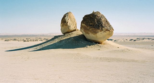 Unübersehbar ist der markante Picknickplatz 'The Rocks' in der libyschen Wüste, Ägypten