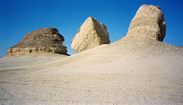 Zwei markante Felsen in der weiten Ebene... 'The Rocks' in der libyschen Wüste, Ägypten