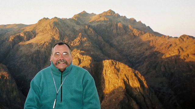 Mosesberg, Mt. Sinai - unser Fotograf und Autor Helmut Möller vor dem Katharinen-Berg - der dritte Aufstieg auf den Gipfel des Berges Sinai