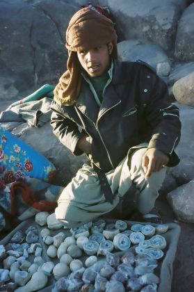 Mosesberg, Mt. Sinai - ein Beduine verkauft Druse mit Kristallkern als Souvenirs vom Berg Sinai