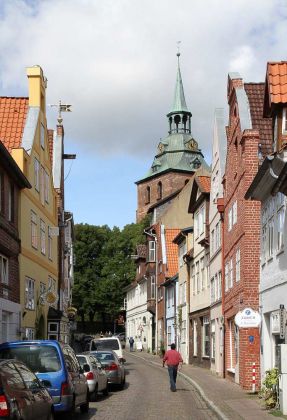 Hansestadt Lüneburg - auf der Altstadt mit dem Turm der St. Michaelis-Kirche