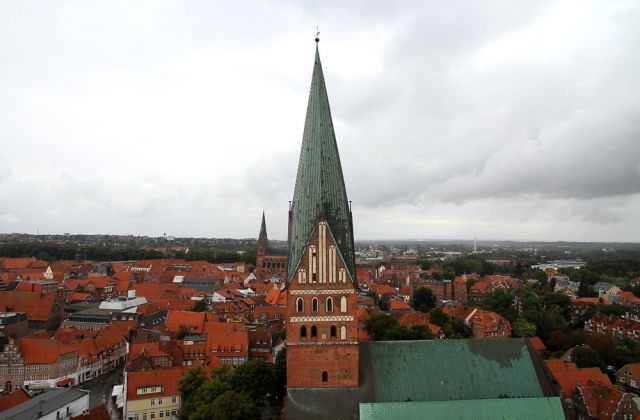 Blick vom Wasserturm auf die St. Johannis-Kirche - über den Dächern von Lüneburg