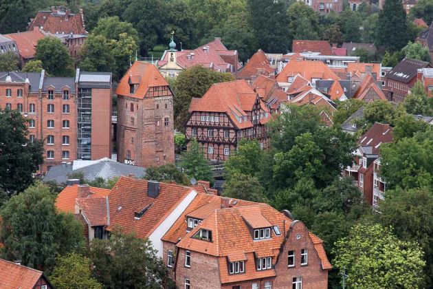 Blick vom Wasserturm auf Abtsmühle und die Dächer der Hansestadt Lüneburg