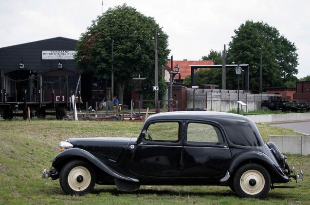 Citroën Traction Avant 11 CV B Normale, Baujahr 1948 - ein edler Oldtimer trifft historische Dampfeisenbahn in Bruchhausen-Vilsen 